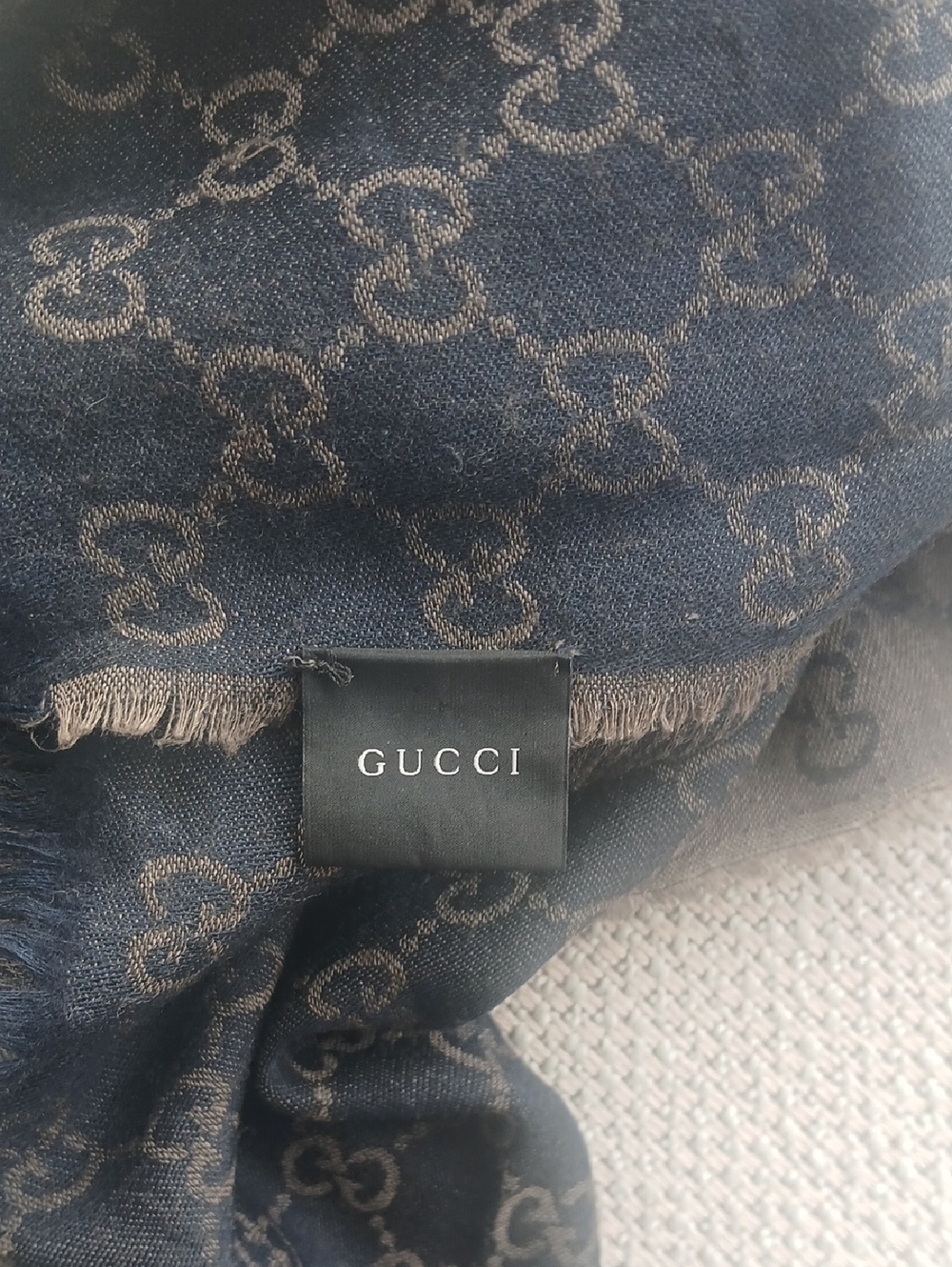 Gucci scarf.Very nice - Picture 4 of 5